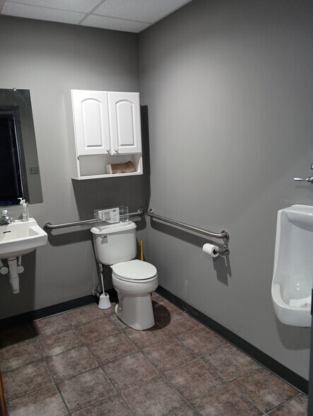 More Photos Of 2330 NE Independence Ave, Lee's Summit Warehouse For Sale