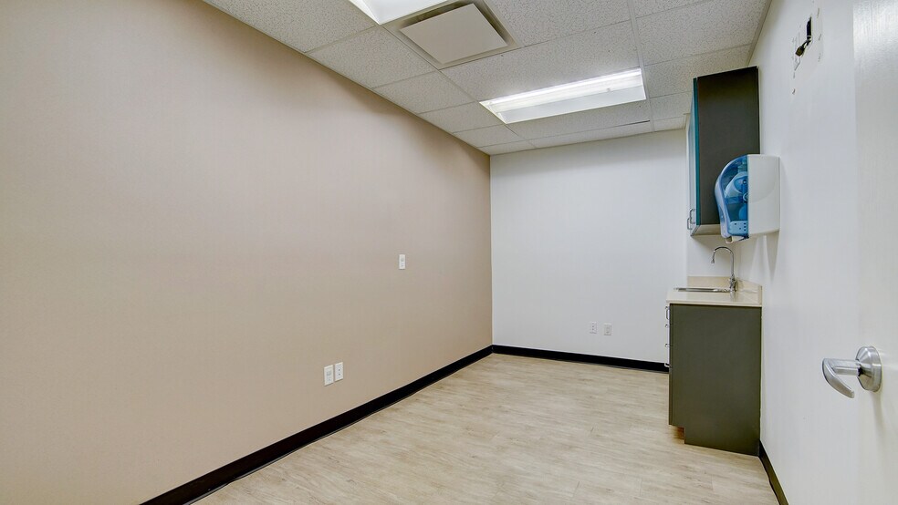 More Photos Of 2 Kings Hwy, Middletown Medical For Lease