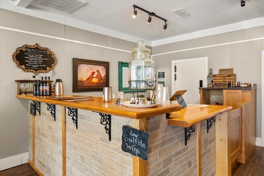 More Photos Of 223 Main St, Sulphur Springs Storefront For Lease