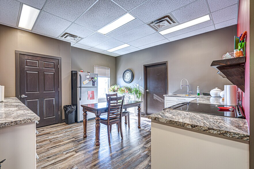 More Photos Of 2602 50 Av, Lloydminster Showroom For Sale