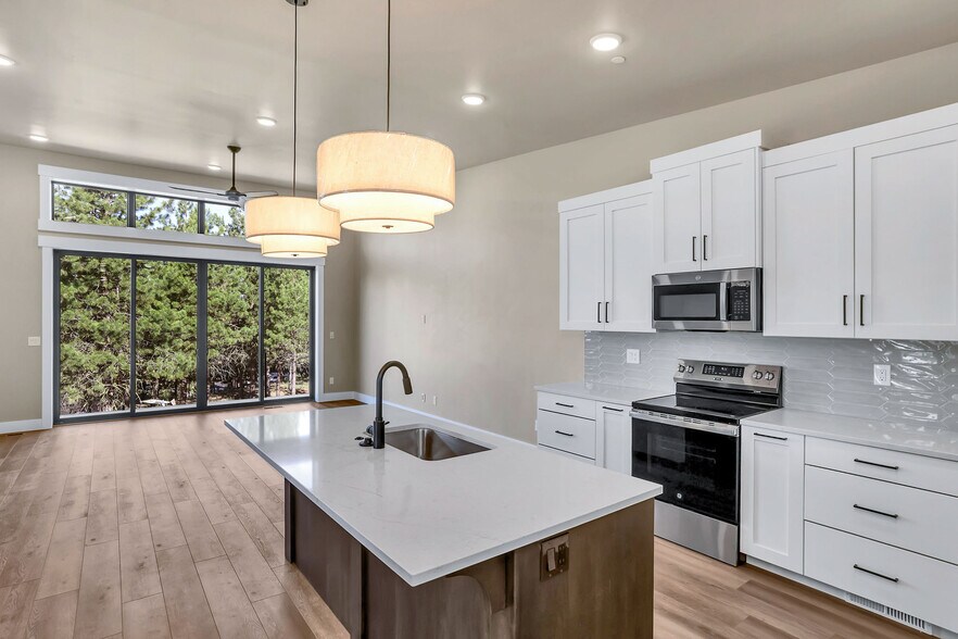 More Photos Of 217 Simmons St, Mccall Showroom For Sale