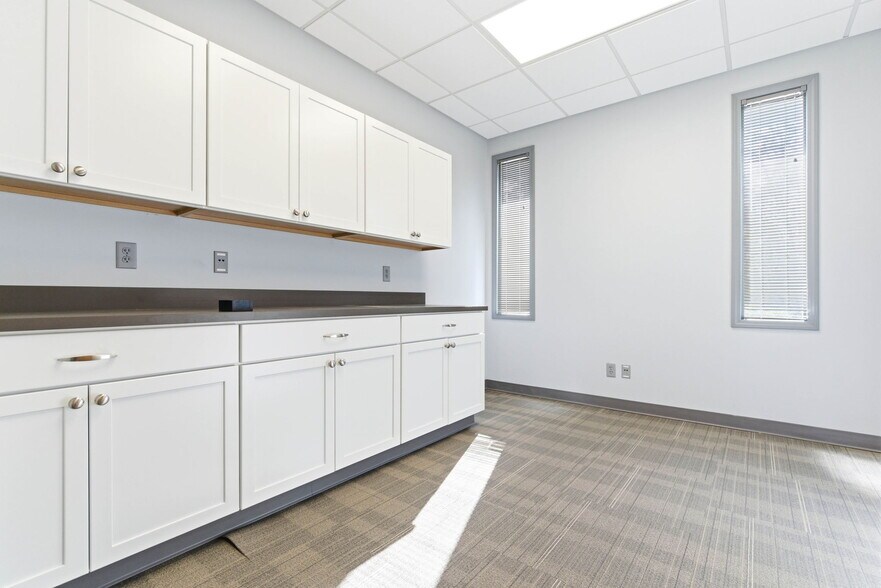 More Photos Of 13720 Aiken Rd, Louisville Warehouse For Lease