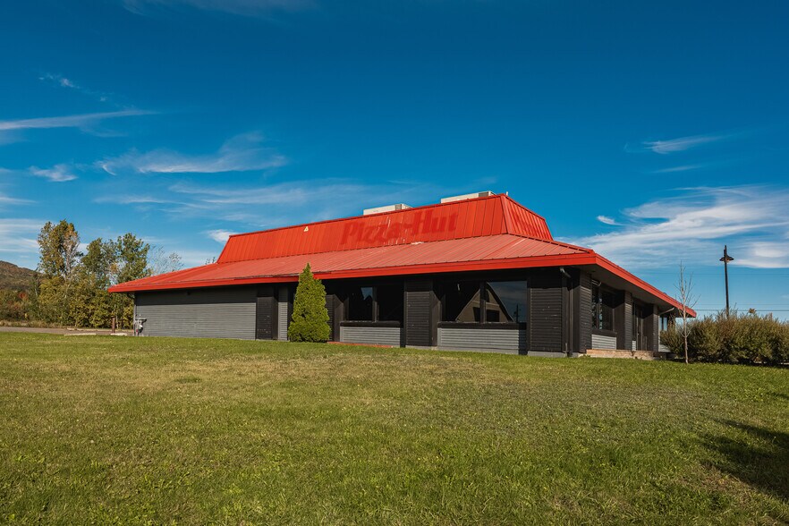 More Photos Of 8 Boul De Bromont, Bromont Restaurant For Lease