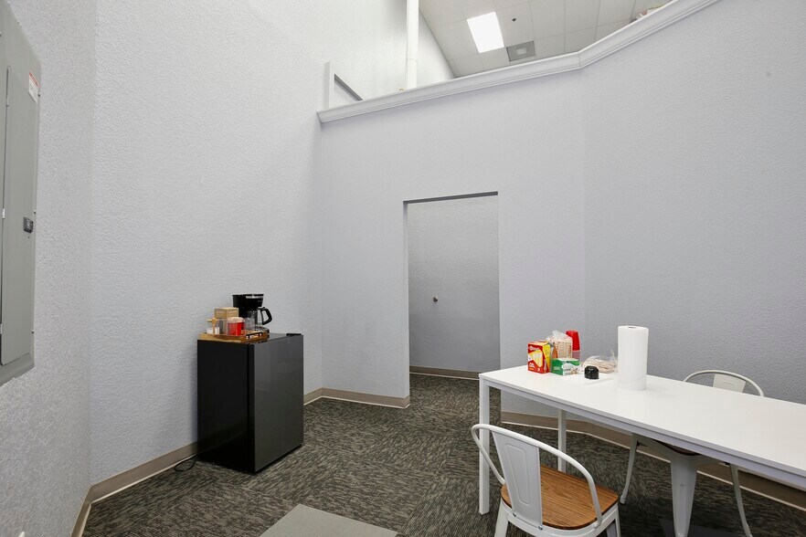More Photos Of 6881 Kingspointe Pky, Orlando Business Park For Sale