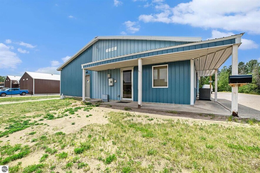More Photos Of 110 W Park Dr, Kalkaska Service For Sale