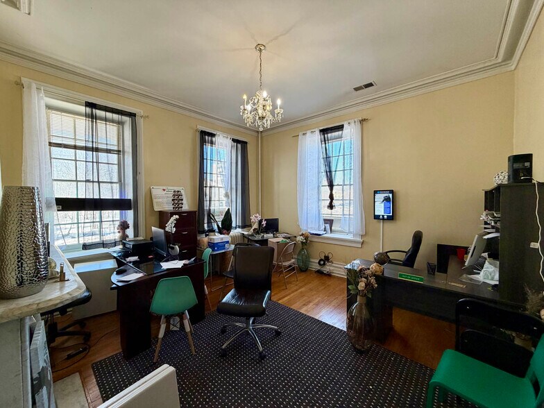More Photos Of 5209 York Rd, Baltimore Office For Sale