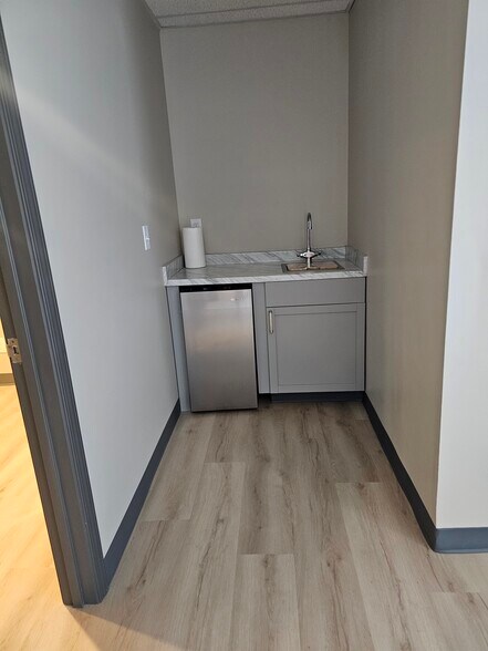 More Photos Of 10600-10628 W 87th St, Overland Park Office For Lease