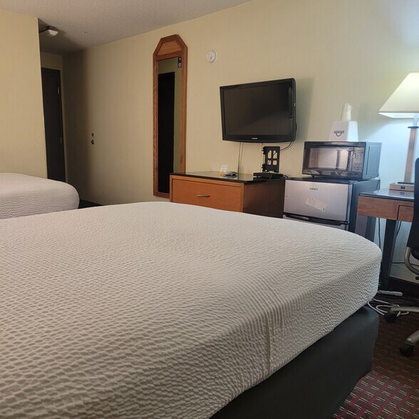 More Photos Of 3040 5th Ave S, Fort Dodge Hotel For Sale