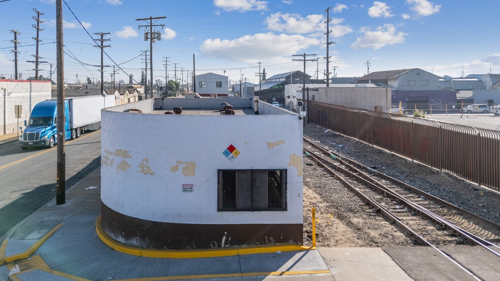 More Photos Of 2455 E 52nd St, Los Angeles Warehouse For Sale