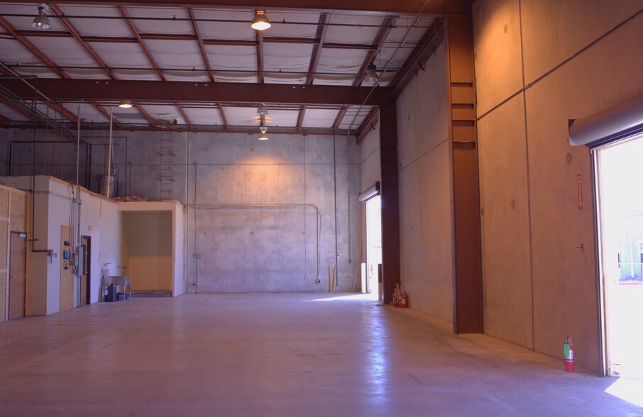 More Photos Of 2004 Lamar Dr, Round Rock Warehouse For Lease