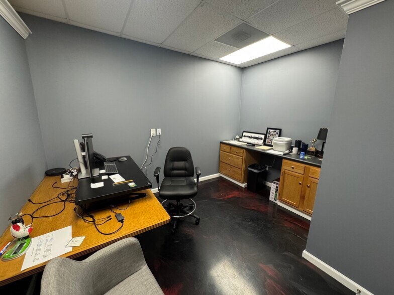 More Photos Of 6905 Downwind Rd, Greensboro Flex For Sale