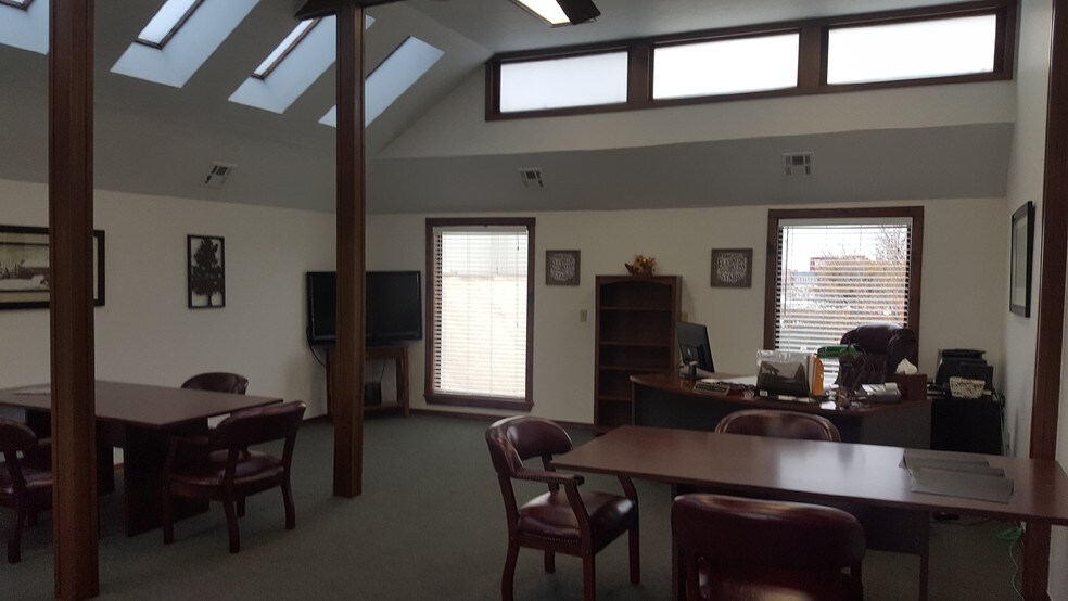 More Photos Of 2 E 11th St, Edmond Office For Lease