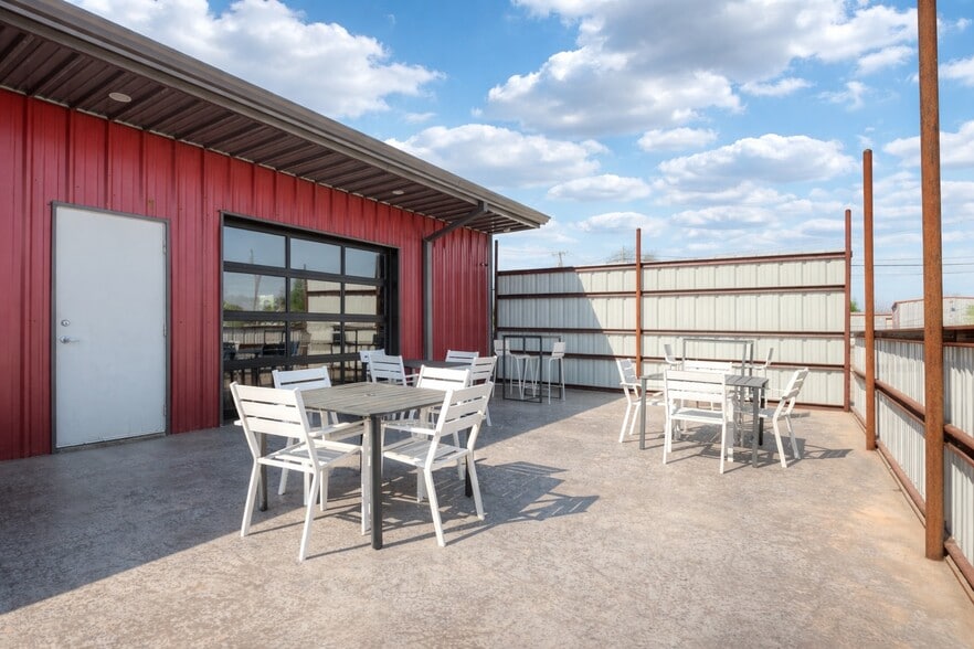 More Photos Of 106 NW 4th St, Lindsay Specialty For Sale