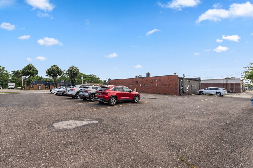 More Photos Of 24548 W Warren St, Dearborn Heights Medical For Sale