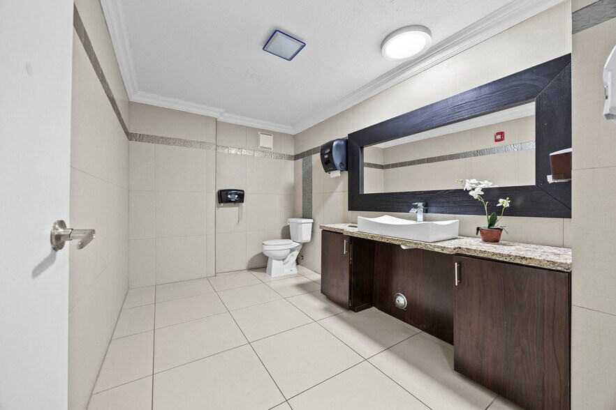 More Photos Of 1940 Harrison St, Hollywood Loft Creative Space For Lease