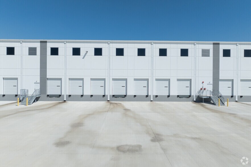 More Photos Of 10055 W Lake Houston Pky, Houston Distribution For Lease