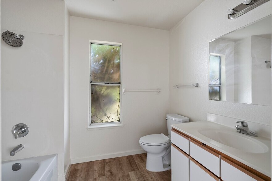 More Photos Of 2001 Broadway, San Pablo Apartments For Sale