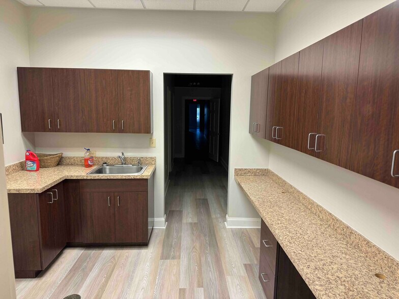 More Photos Of 897 Von Kolnitz Rd, Mount Pleasant Medical For Lease