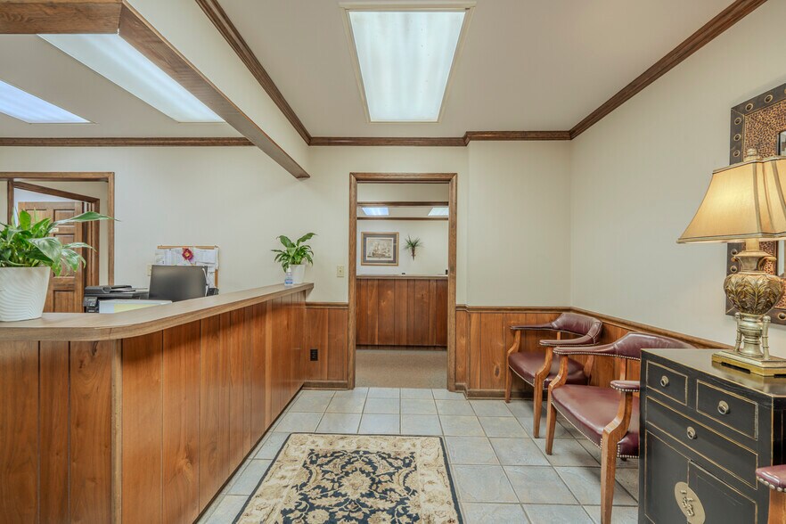 More Photos Of 40 W Main St, Savannah Office For Sale