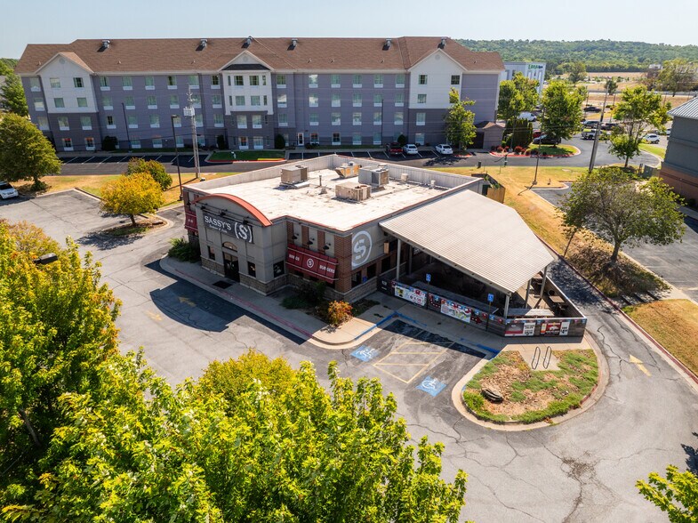More Photos Of 1290 N Steamboat Dr, Fayetteville Restaurant For Lease