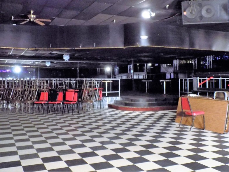 More Photos Of 2403 N Cornell St, Lubbock Bar For Sale