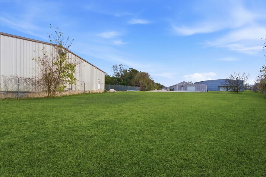 More Photos Of 13025 Fadeway ln, Houston Industrial For Lease