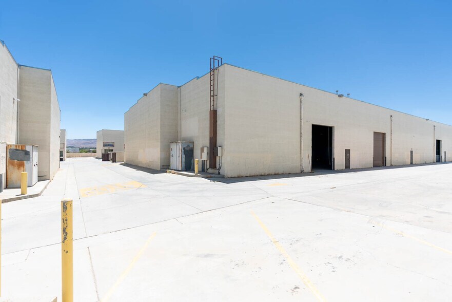 More Photos Of 39360 3rd St E, Palmdale Warehouse For Sale