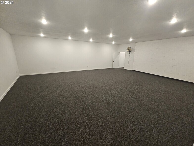 More Photos Of 5833 NE Portland Hwy, Portland Flex For Sale