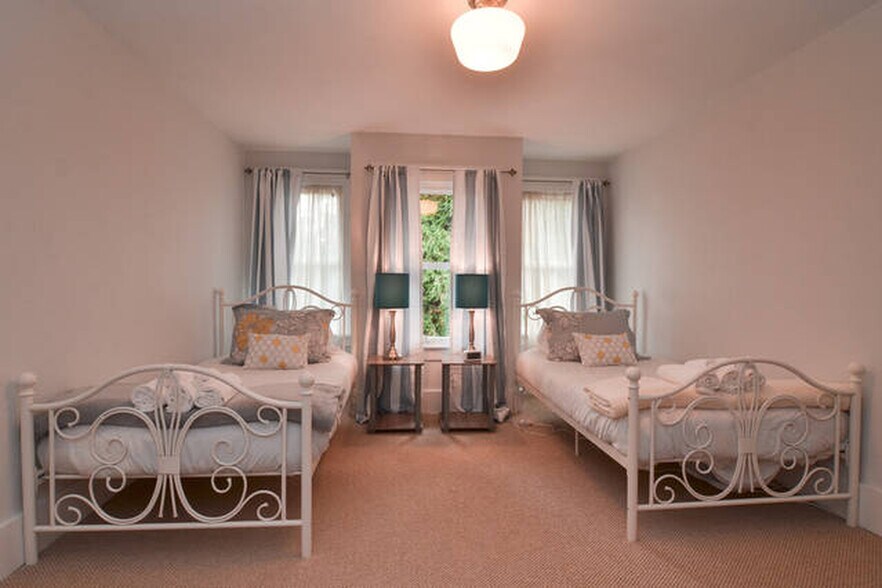 More Photos Of 1302 N 49th St, Seattle Apartments For Sale