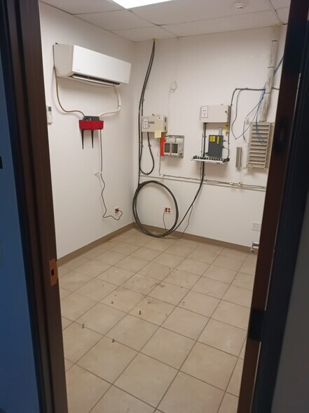 More Photos Of 1060 MacKintosh Dr, Brownsville Office For Lease