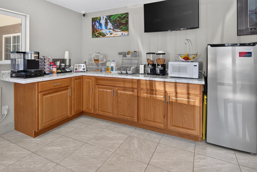 More Photos Of 2111 Whitley Ave, Corcoran Hotel For Sale