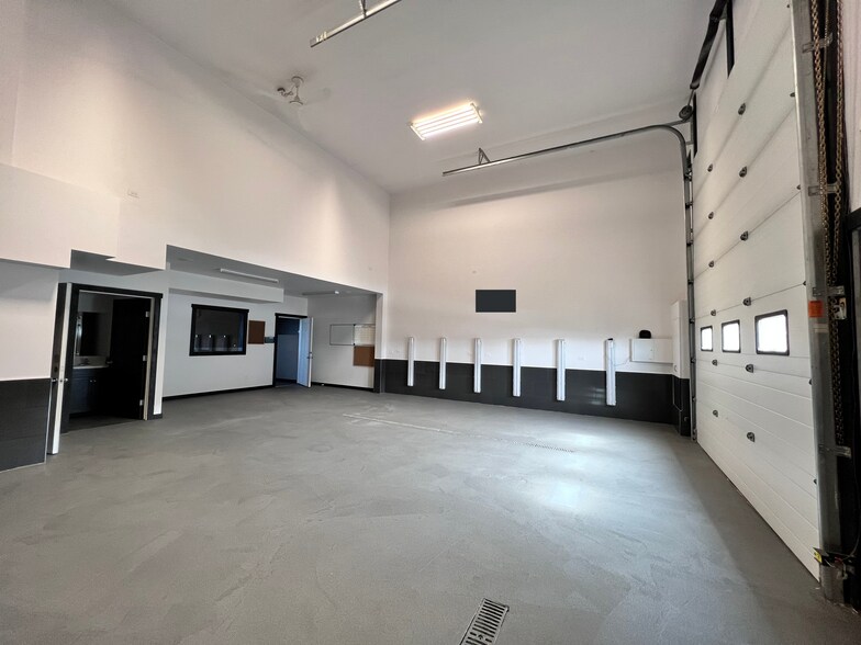 More Photos Of 130 Canal Gdns, Strathmore Warehouse For Sale