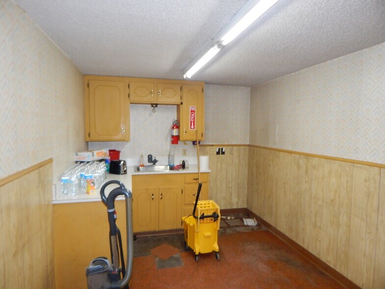 More Photos Of 143 Texas Highway 49, Hughes Springs Auto Repair For Sale