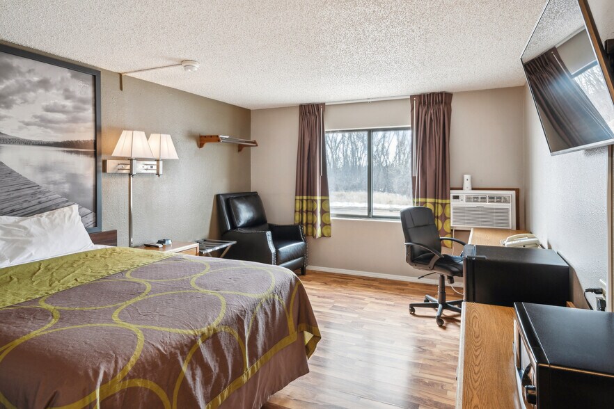 More Photos Of 1106 E Main St, Marshall Hotel For Sale