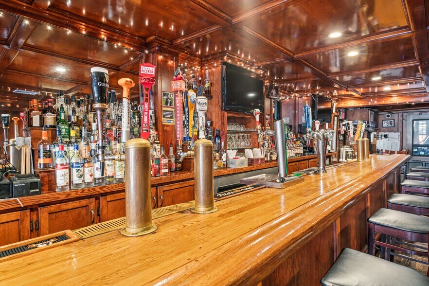 More Photos Of 8 Wall St, Huntington Restaurant For Sale