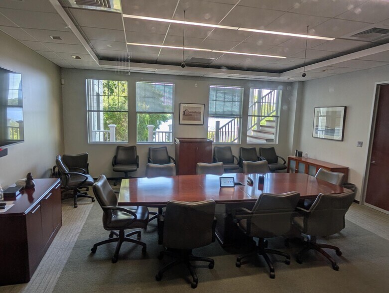 More Photos Of 1471 Iyannough Rd, Hyannis Office For Lease