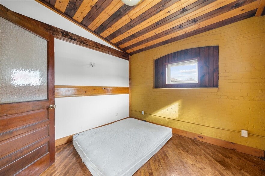 More Photos Of 102 S Richmond St, Fleetwood Warehouse For Sale