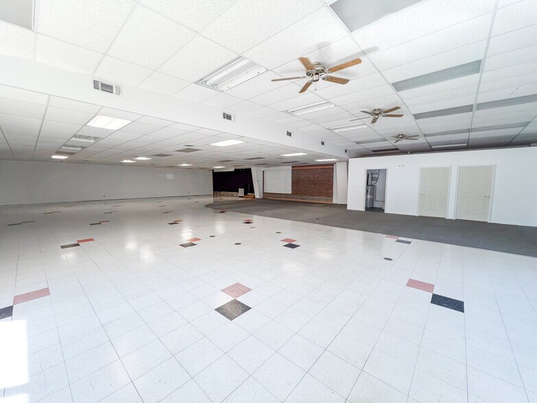 More Photos Of 1040 W Main St, Mascoutah Freestanding For Lease