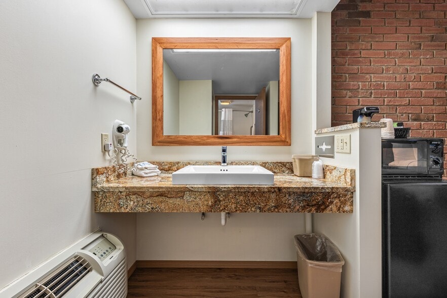 More Photos Of 310 S McCune St, Pilot Knob Hotel For Sale