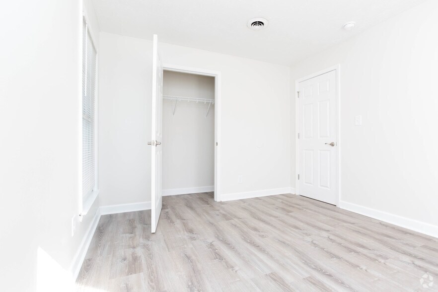 More Photos Of 2400 Woodhill Dr, Lexington Apartments For Sale