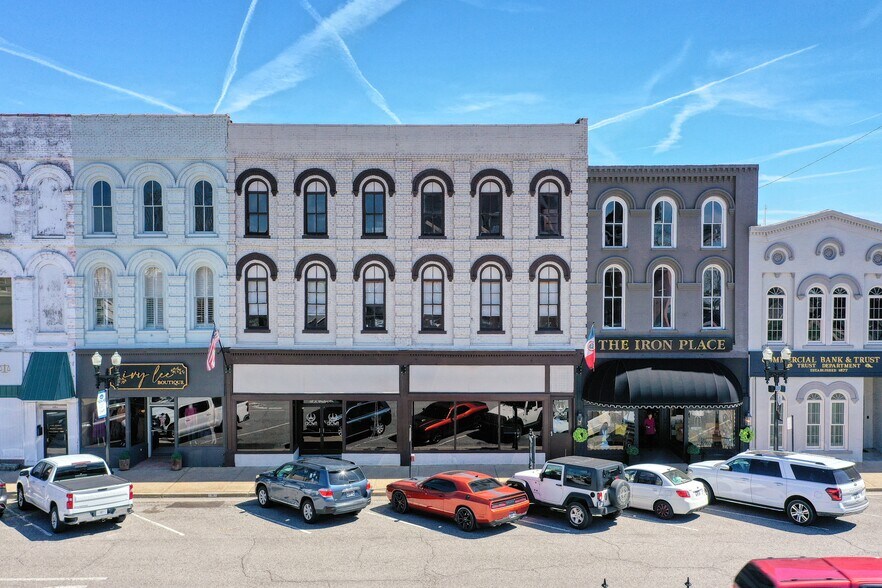 More Photos Of 121 N Poplar St, Paris Storefront Retail Residential For Lease