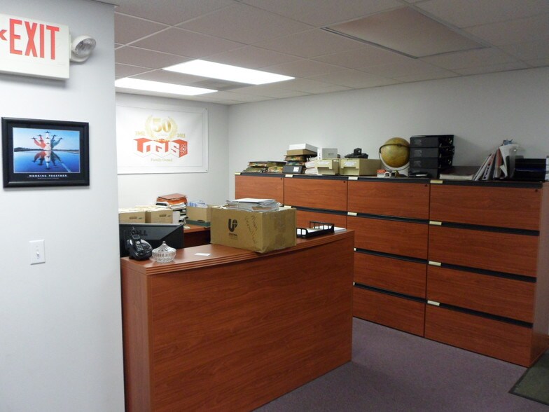 More Photos Of 1205-1421 Hill Ave, Mangonia Park Warehouse For Lease