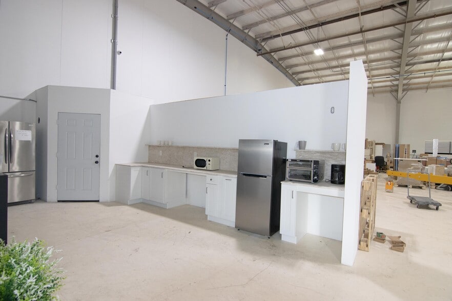 More Photos Of 1921 5th Ave S, Saint Petersburg Warehouse For Lease