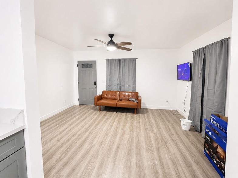 More Photos Of 210 S Raitt St, Santa Ana Dormitory For Sale