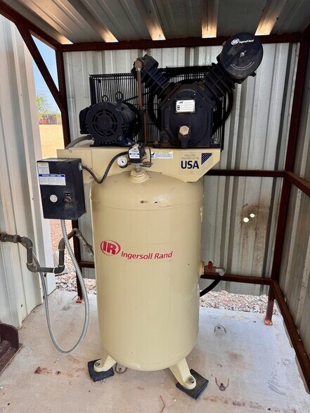 More Photos Of 1501 Lillian Ave, Jourdanton Flex For Lease