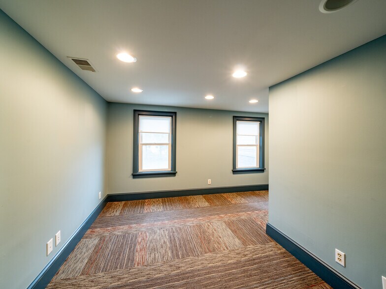 More Photos Of 35 Main St, Scottsville Office For Sale