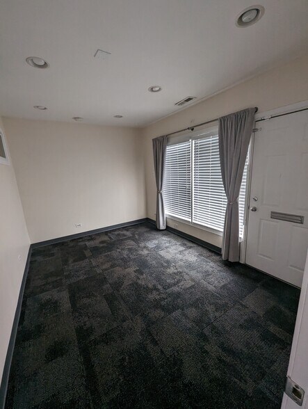 More Photos Of 381 N York Rd, Elmhurst Storefront Retail Office For Lease