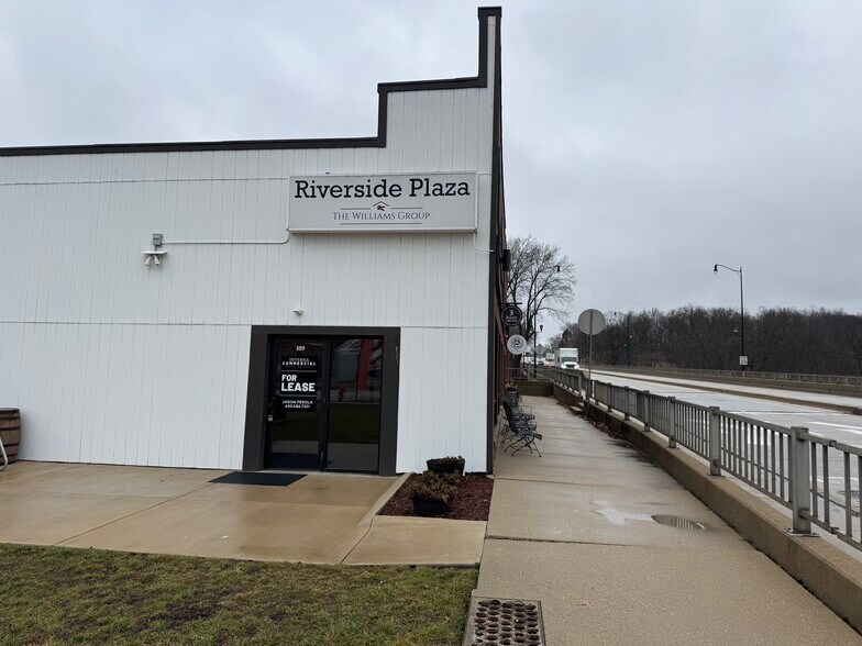 More Photos Of 109 S Bridge St, Yorkville Storefront Retail Residential For Lease