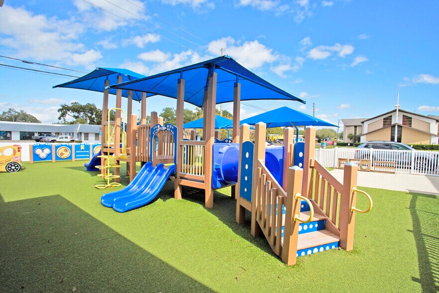 More Photos Of 2045 Drew St, Clearwater Schools For Lease