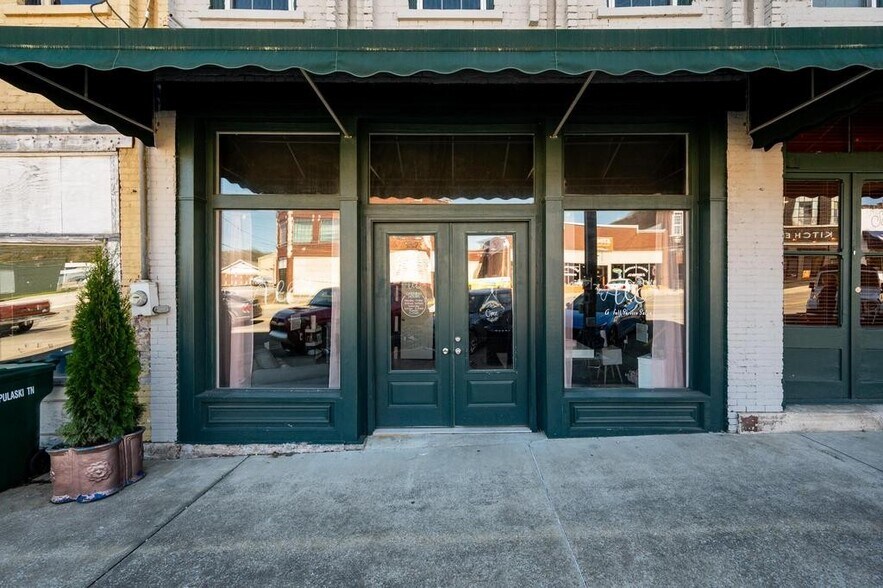 More Photos Of 227 N 1st St, Pulaski Restaurant For Lease